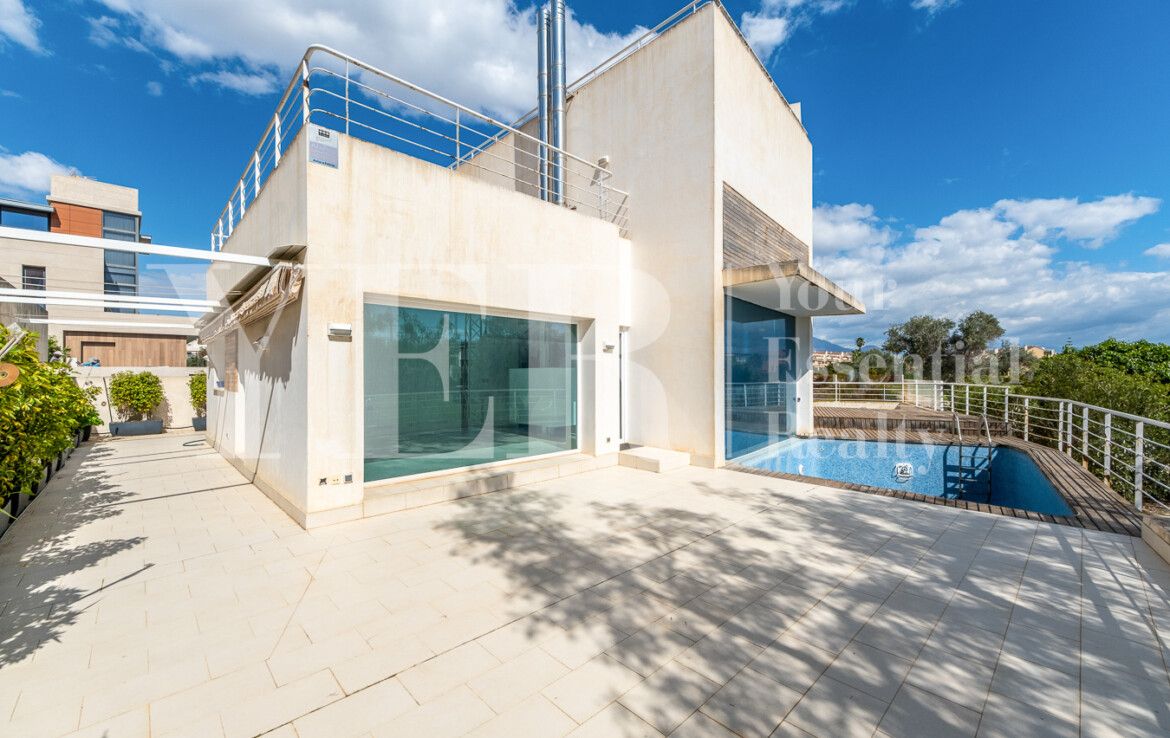 IMPRESIONANTE VILLA EN PRIMERA LINEA DE ALICANTE GOLF