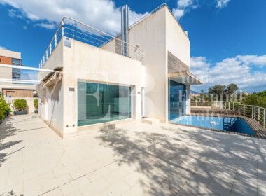 IMPRESIONANTE VILLA EN PRIMERA LINEA DE ALICANTE GOLF