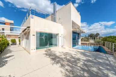 IMPRESIONANTE VILLA EN PRIMERA LINEA DE ALICANTE GOLF