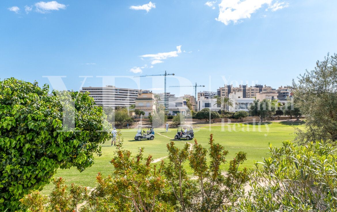 IMPRESIONANTE VILLA EN PRIMERA LINEA DE ALICANTE GOLF